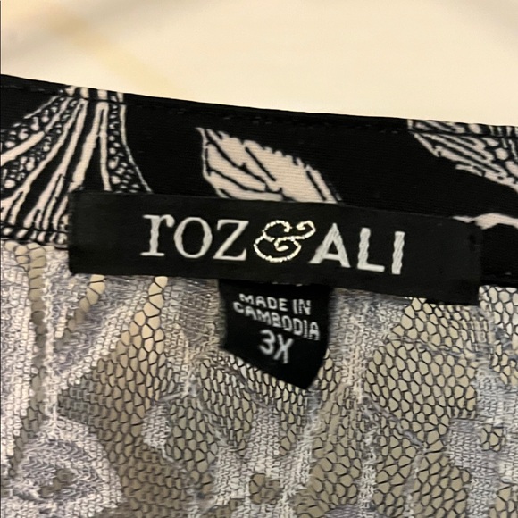 Roz & Ali Monochrome Floral Lace Top - Picture 2 of 3
